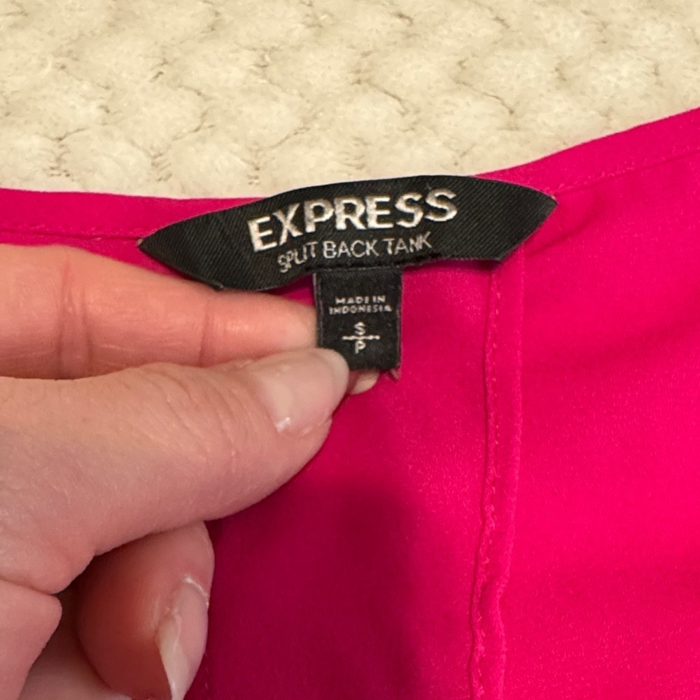 π Express Split Back Tank Top Womenβs Small Magenta Sleeveless Blouse - Picture 3 of 6